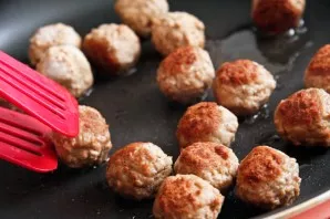 Wash the chicken fillet and cut into medium-sized pieces. Pass through a meat grinder, add salt and pepper to taste. Also, for example, y...