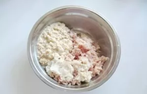 Soak the baguette in cold boiled water. After 5-7 minutes, squeeze the water. Peel half of the onion, rinse. Wash and chicken fillet. Gri...