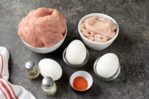 Prepare all the necessary ingredients. Boil two eggs for about 10 minutes, cool and peel.
