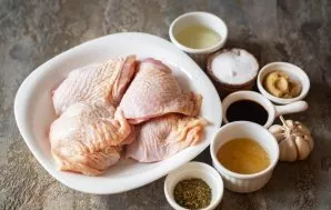 All ingredients can be prepared at once. Rinse the chicken thighs under running water and dry with paper towels. Peel the garlic cloves.