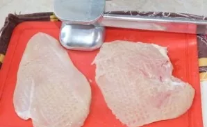 Carefully cut each chicken fillet across into 2 parts. Beat each part a little.