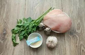 Wash the parsley and dry it with paper towels.