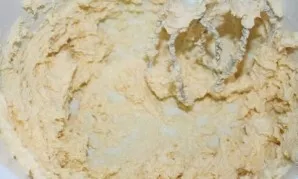 To prepare the dough, mix 200 grams of softened margarine with 200 grams of sugar with a blender.