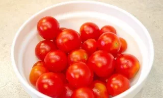 First of all, of course, we need to peel off the tails and wash the tomatoes thoroughly.