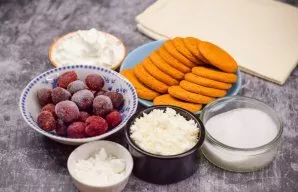 Prepare all the necessary ingredients. Use pitted cherries.