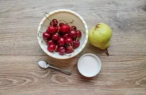 Prepare all the necessary ingredients for making cherry and pear compote. Wash the berries and pears.