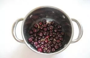 Rinse the cherries and put them in a bowl.