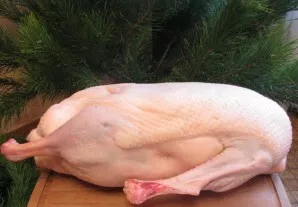 We thoroughly clean the goose carcass, cut off the excess fat, the tips of the wings, the neck.