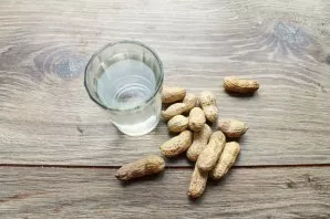 Prepare the ingredients necessary for the manufacture of peanut milk.
