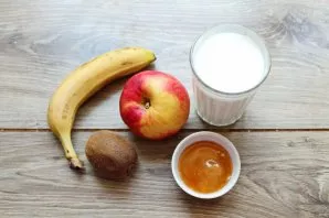 Prepare all the necessary ingredients. Wash the fruit thoroughly.