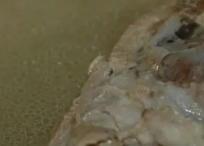 Put the meat with the bone (pork or beef) in water and boil the meat broth over medium heat for about an hour.