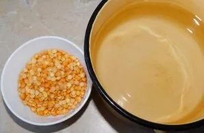 Bring the water to a boil. Add the washed peas and leave to simmer over low heat.