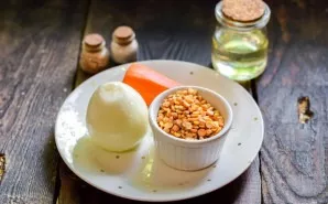 Prepare the ingredients. Soak the peas overnight in cold water.