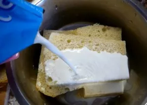 For bread, cut off the crust and pour it with milk, leave for 15-20 minutes