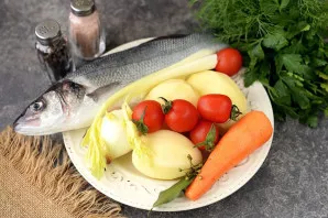 Prepare the necessary ingredients for cooking fish soup. Peel and wash onions, potatoes and carrots.