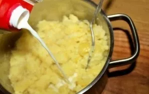 First peel and boil the potatoes, then prepare mashed potatoes with milk and nutmeg. Just don't make it too soft.