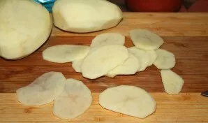Wash, peel and cut the potatoes into thin slices.