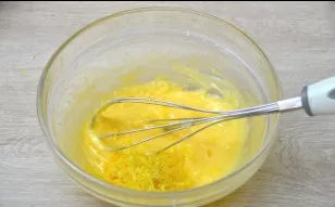 Add lemon zest, pour in lemon juice, 1 teaspoon of lemon juice to reserve. Mix everything.