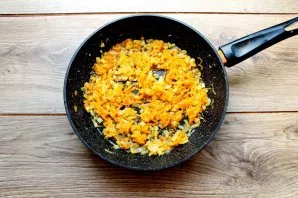 Fry everything for 5-7 minutes over medium heat, stirring. Put the baked vegetables on a plate and squeeze the oil.