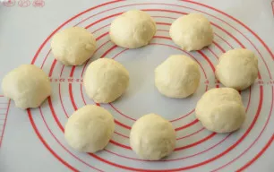 Divide the dough into 10 equal pieces, each weighing about 53 grams, roll each piece into a ball.