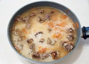 Pour boiling water and level the surface.