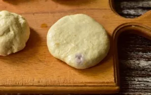 Attach the edges of the beliash and pinch it.