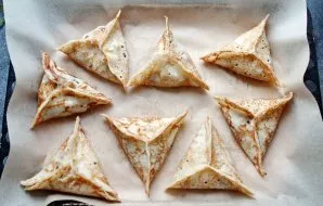 Line the baking sheet with baking paper and place the pancakes with a seam to the top. Place the baking sheet in a hot oven and bake for ...