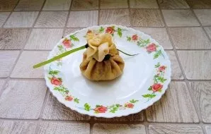 Raise the edges of the pancake upwards and tie the onion letter with an arrow.