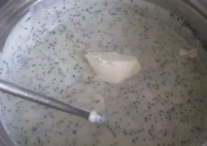 Cook the cream until thick, then add the poppy seeds and butter. Mix thoroughly and put the cream in a cool place: let cool.