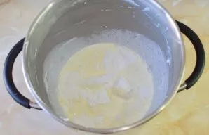 To prepare the cream, take half the cream, creamy cottage cheese and icing sugar. Whipped into a fluffy thick cream.