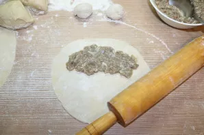 Put the filling on each circle.