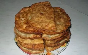 In a pan with vegetable oil, fry the cheburek until golden brown. I serve the baked goods hot.
