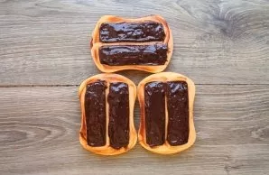 Spread the rest of the chocolate on top and refrigerate for 2-3 hours. Then carefully remove the cheese from the molds and serve.