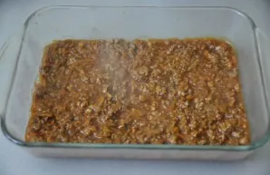 Put the minced meat on the bottom of the baking dish.