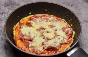 The quick pizza in the pan is ready.