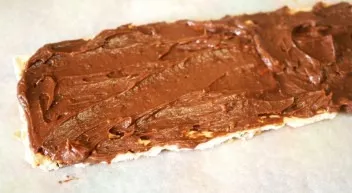 Cut the cake into 3-4 parts with a sharp knife and alternately grease with chocolate cream.