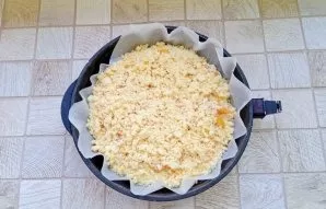 Put the second part of the crumbs on apricots.