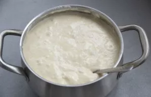 Let the dough rise again, it will take about 15-20 minutes. Use dishes more spacious, as the dough will actively rise.