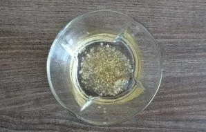 Prepare the cream. Pour 30 ml of gelatin, cold water. Leave for a while to swell.