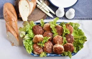 Serve cutlets right away, especially tasty hot!