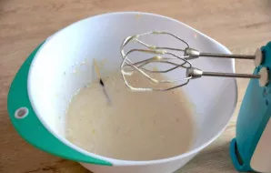 Slowly pour the sugar syrup into the protein-apple mass while continuously beating.