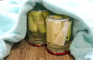 Turn the jars upside down and wrap them in a warm blanket. Leave the blanks to cool completely.