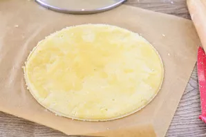 Divide the dough into 6 equal parts. Roll each one out at once on baking paper. Give the cakes a rounded shape by trimming along the lid ...