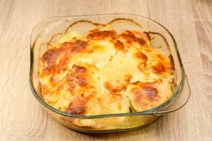 After a while, remove the foil and bake for another 10-15 minutes until the cheese is browned. Serve the dish to the table.