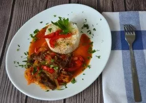 Serve for example, with rice, you can sprinkle with herbs. A very fragrant, tasty dish with a savory taste came out. Delicious!