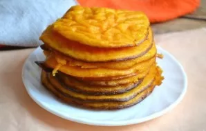 Bake pumpkin pancakes for about 15 minutes without turning over. Put the finished pancakes on a plate, pour honey or sour cream and serve...