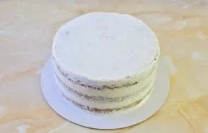 Smear the biscuits with cream. Put in the refrigerator for 6 hours to languish. To make the cake more even, it can be wrapped in acetate ...