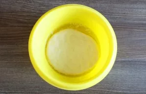 Melt the butter in a bowl. Do not overheat! Prepare a baking sheet or a large, round baking sheet. Dip each piece in melted butter.