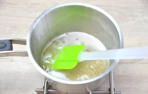 Turn off the agar syrup when it starts bubbling and thickening. Pour the syrup into the protein-berry puree in a thin stream.