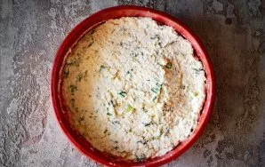 We mix everything and put it in a baking sheet, leveling it with a spoon. I have a silicone baking sheet, so I didnt smear the bottom and...